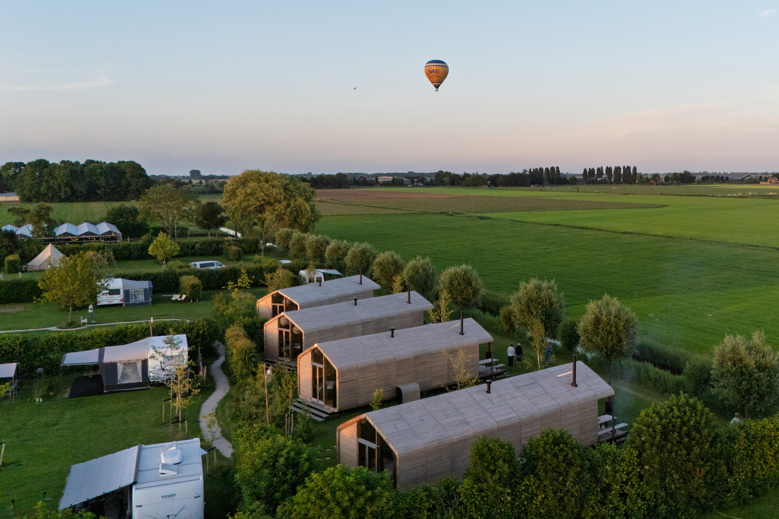 4 wikkelhouses op camping in noord-holland met luchtballon